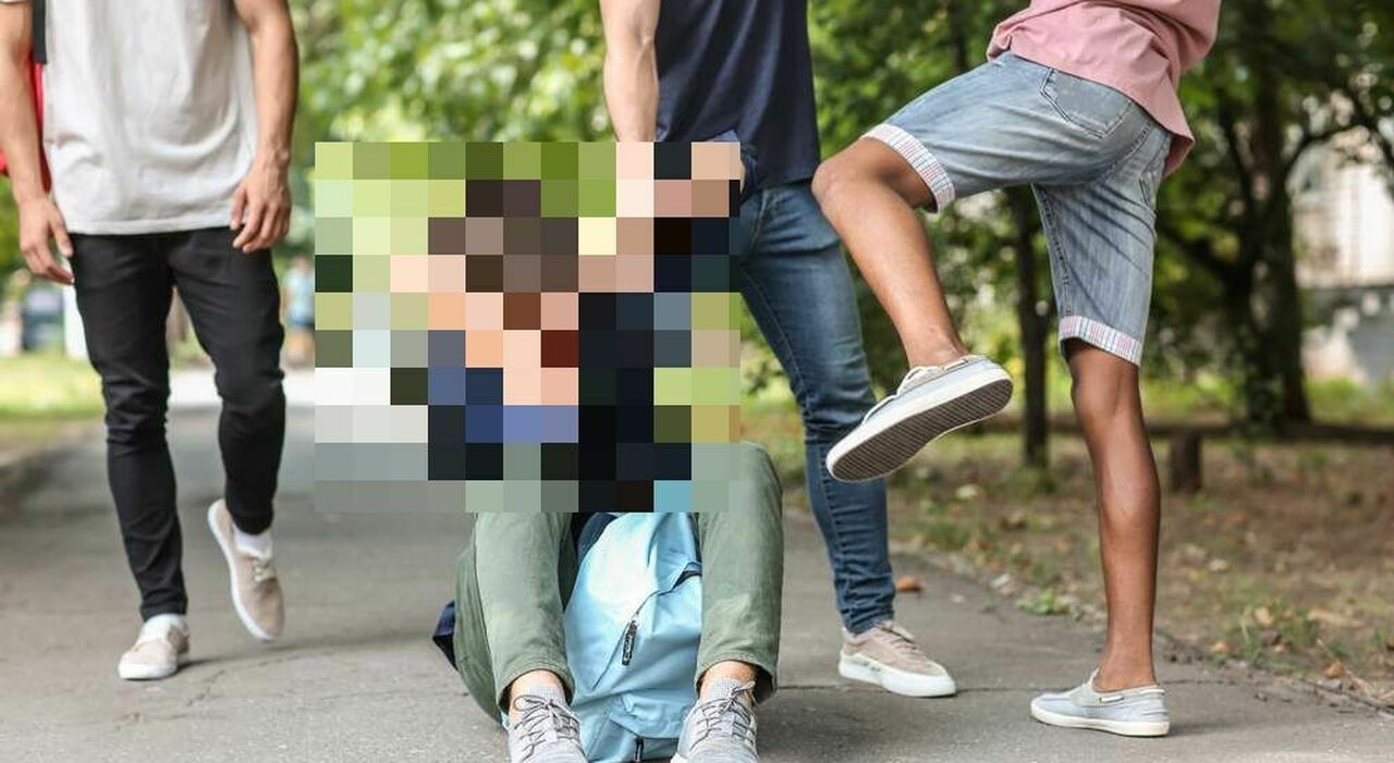 Civitanova, brutale pestaggio della baby gang, tutto ripreso con lo smartphone: ragazzino all