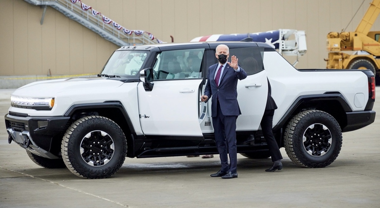 Il presidente Usa Joe Biden davanti ad un GM Hummer elettrico