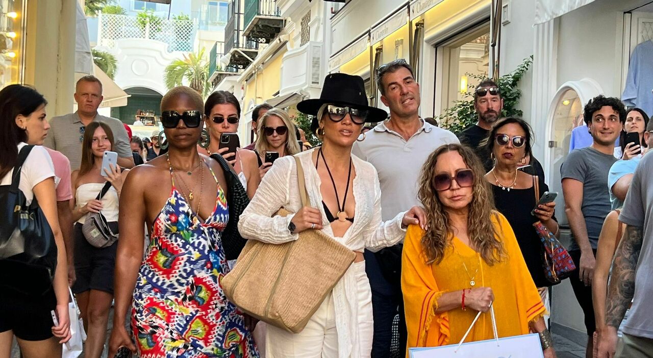 Jennifer Lopez in Capri (without Ben Affleck), shopping via Camerelle: Vacation Pictures