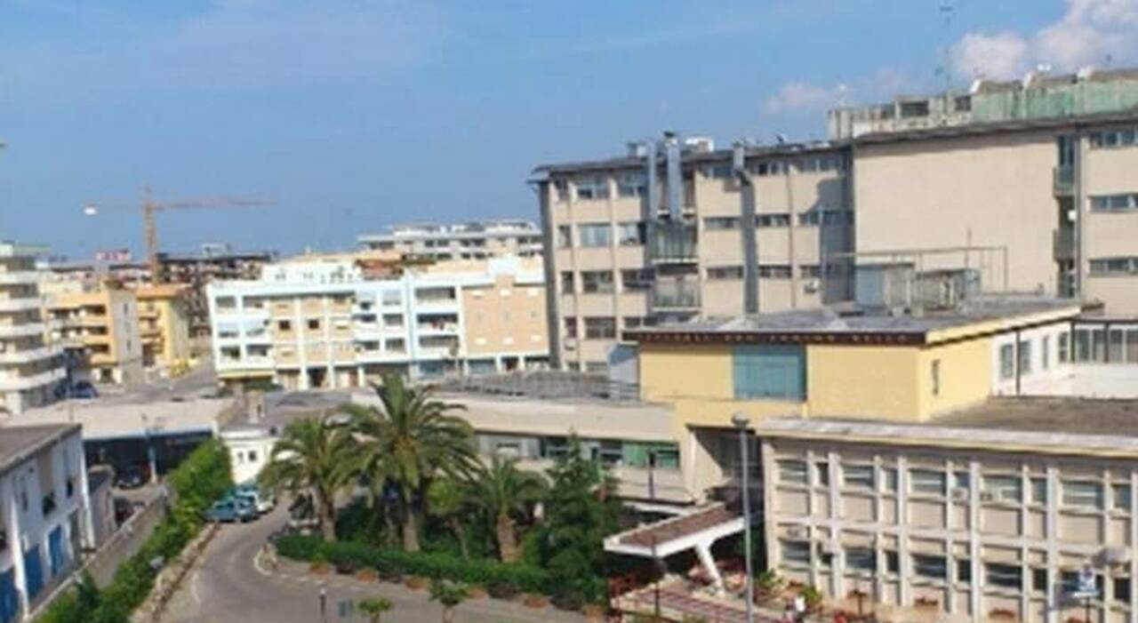 Chiedeva soldi ai pazienti per fare prima visite e interventi: arrestato un medico