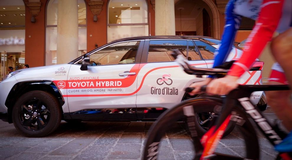 Toyota protagonista al Giro d'Italia “pedala” con l’ibrido di Rav4 e Corolla Touring Sport