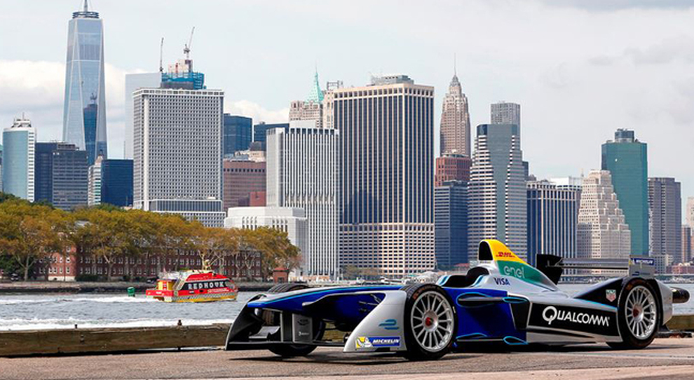 Una monoposto di Formula E con sullo sfondo lo skyline di New York