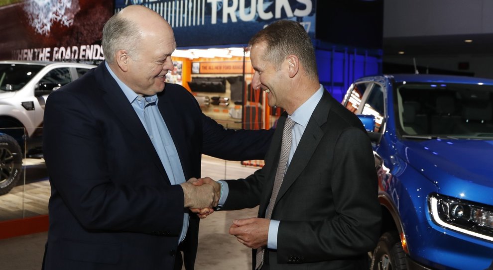 Da sinistra Jim Hackett, presidente e ceo di Ford Motor Co. ed Herbert Diess, ceo di Volkswagen AG