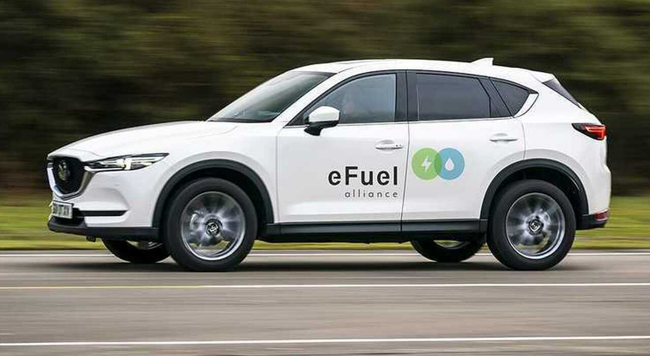Un'auto alimentata con l'e-fuel