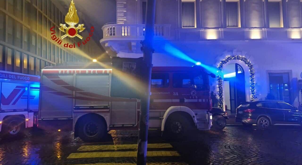 Roma, incendio in un hotel a via Milano: 50 persone evacuate, nessun ferito