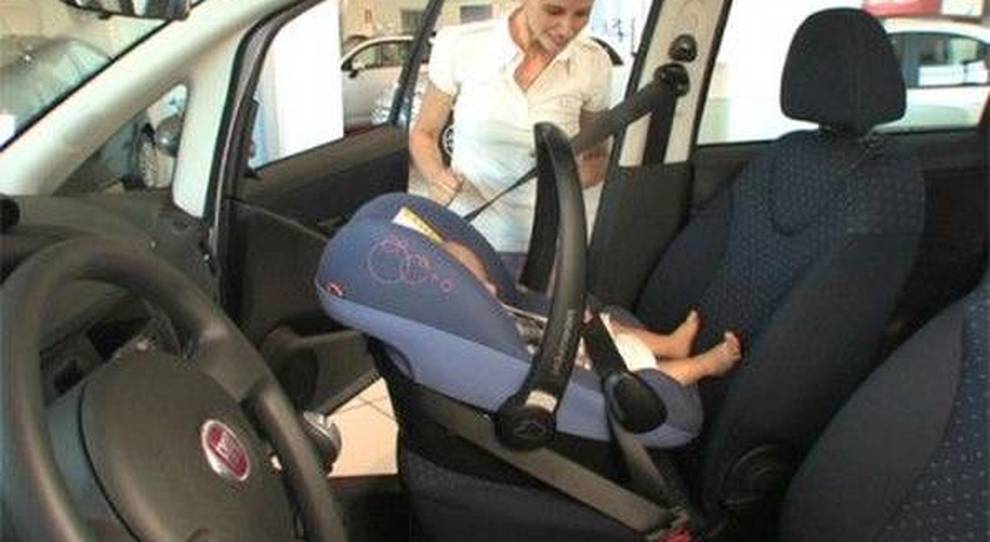 Stati Uniti, creano una legge per aiutare i genitori a non dimenticare i figli in auto