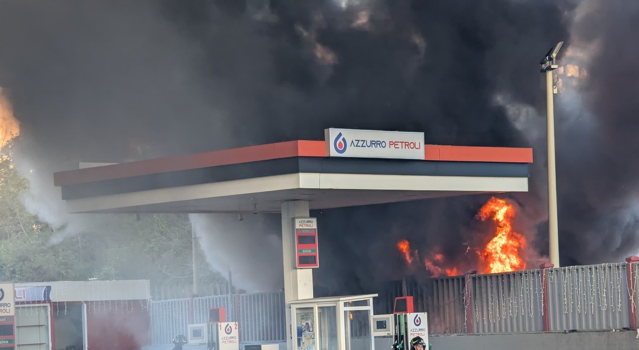 Napoli, incendio a Fuorigrotta. Colonna di fumo visibile da tutto il quartiere: in fiamme cabina elettrica