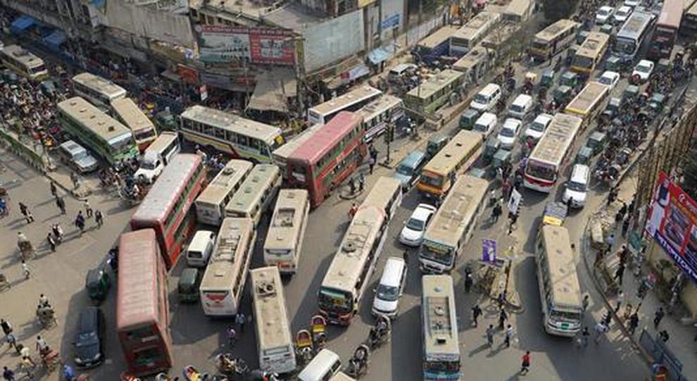 Traffico nella capitale del Bangladesh Dacca
