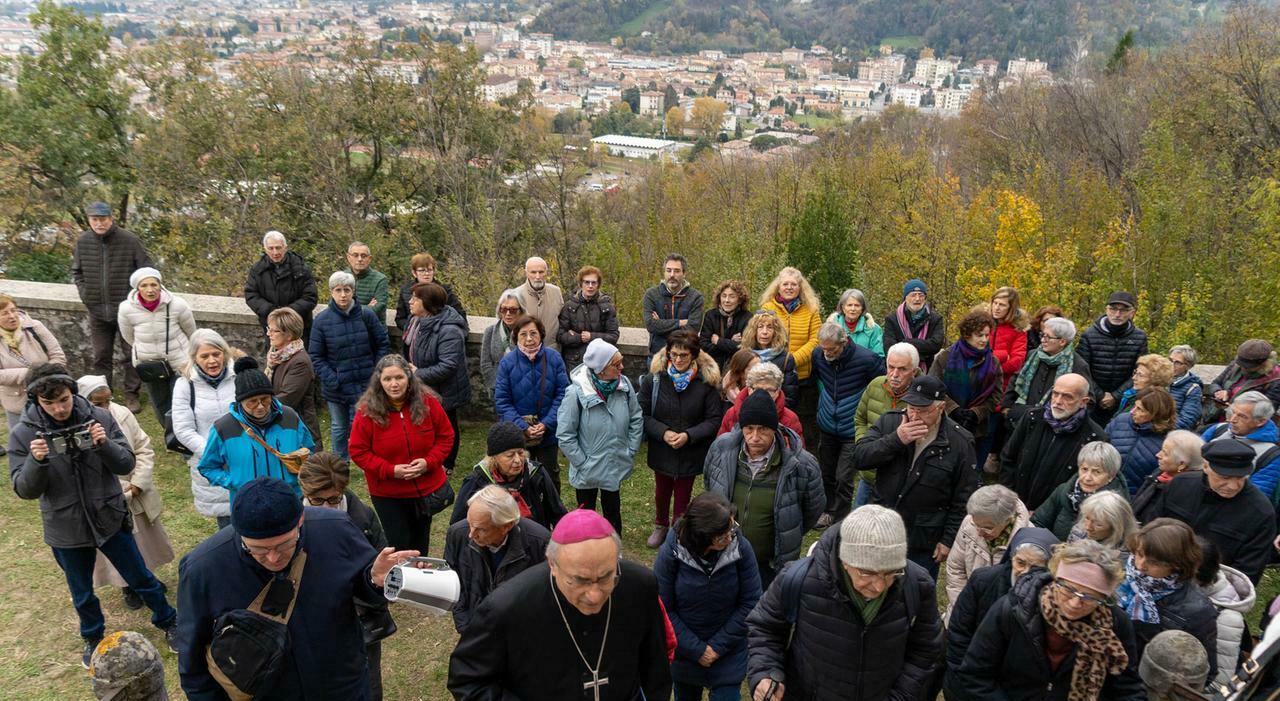 Pellegrinaggio e messa al santuario della Madonna della Salute: «Qui il Covid ci ha risparmiati»