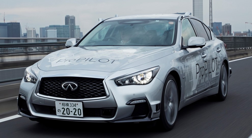 La Infiniti Q50 a guida autonoma per le strade di Tokyo