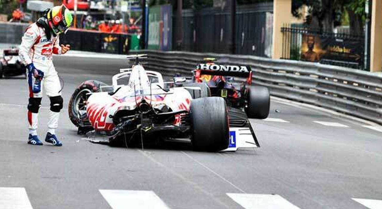 Nella foto, Mick Schumacher dopo l'incidente in qualifica a Montecarlo