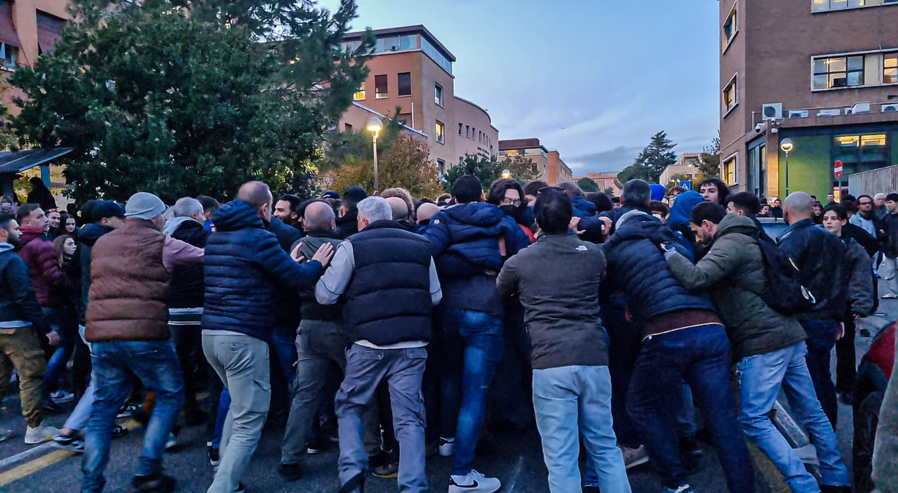 Una guardia giurata ferita al volto da un sasso