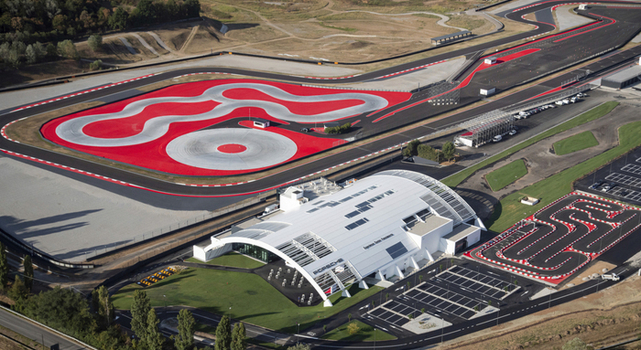 Una visione aerea del Porsche Experience Center Franciacorta