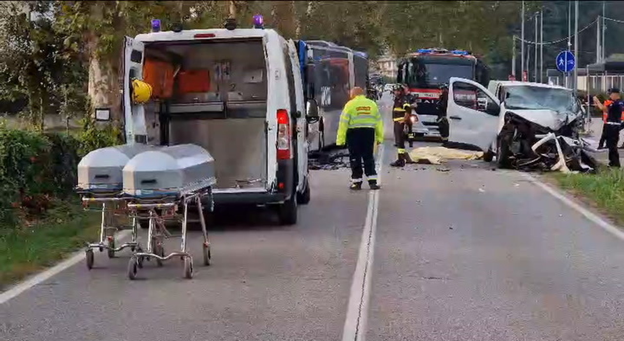 Incidente Frontale Tra Autobus Di Linea E Furgone A Montebelluna: Due ...