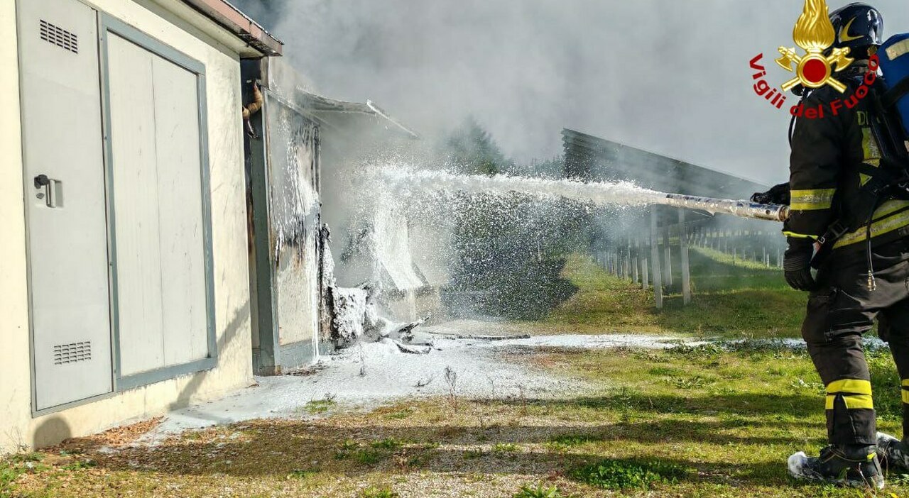 Incendio A Corridonia A Fuoco Una Cabina Elettrica Di Un Impianto Fotovoltaico Due Autobotti