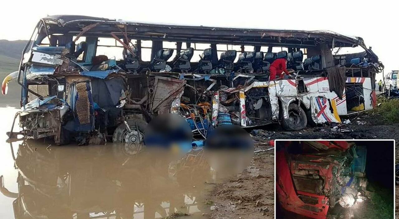 Bus contro un camion in autostrada, è strage: almeno 13 morti