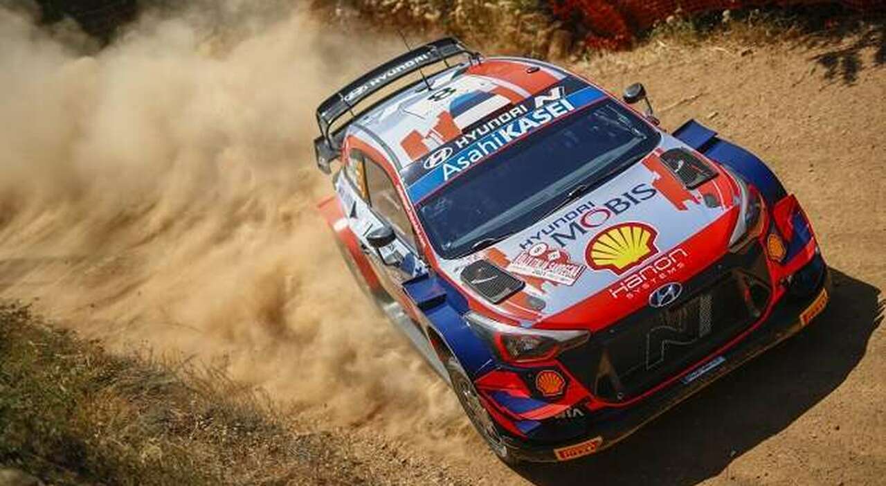 La Hyundai i20 di Tanak al Rally di Sardegna 2021