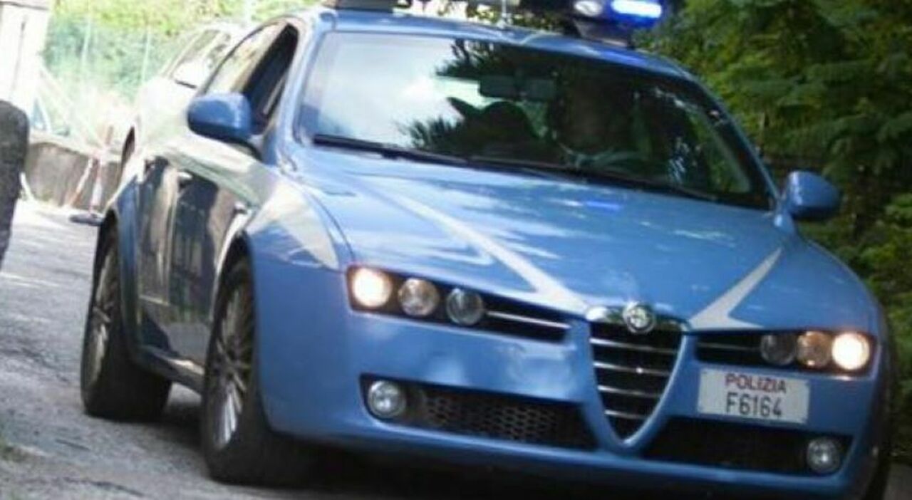 Agente di polizia spara e colpisce un fuggitivo lungo la salaria: l