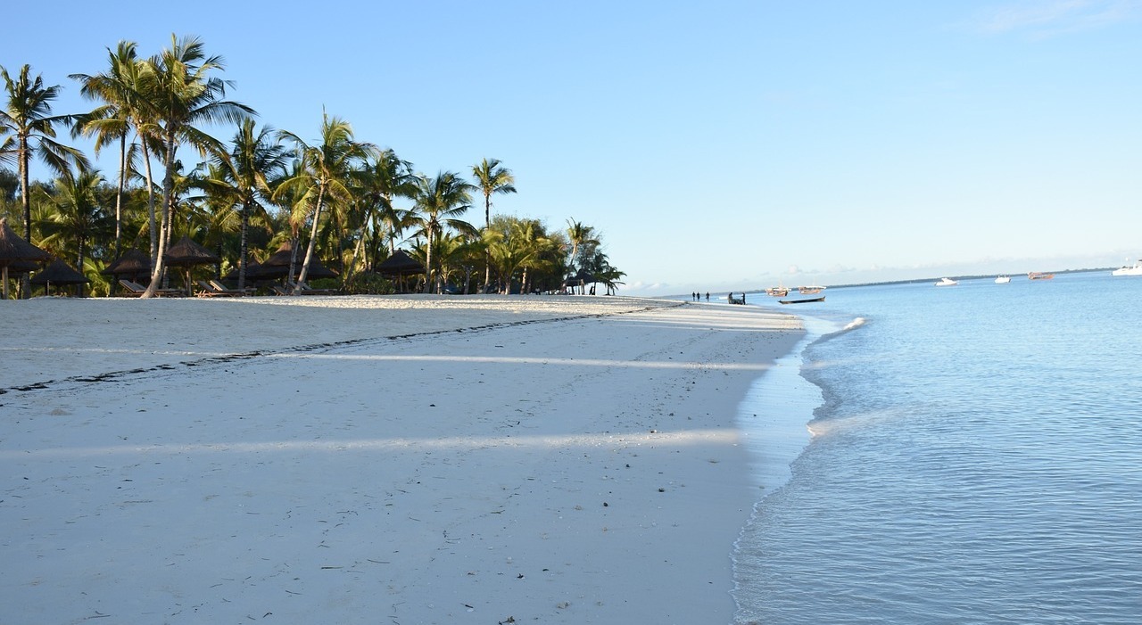 Italiano trovato morto in spiaggia a Zanzibar, Cristiano Castellani aveva 51 anni. Accanto al corpo telefono e vestiti