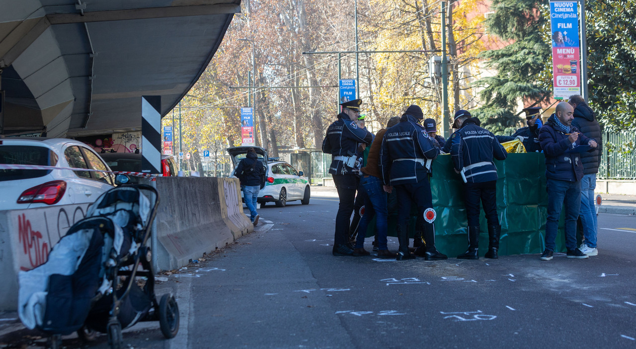 Incidente a Milano in viale Serra, tir travolge una mamma con i figli (nel passeggino) e scappa: arrestato il ...