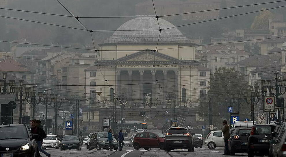 Smog e traffico a Torino, ha il primato in Italia nel 2020 secondo il report di Legambiente