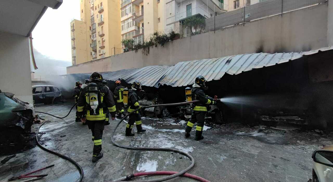 Fiamme in un garage, otto auto danneggiate