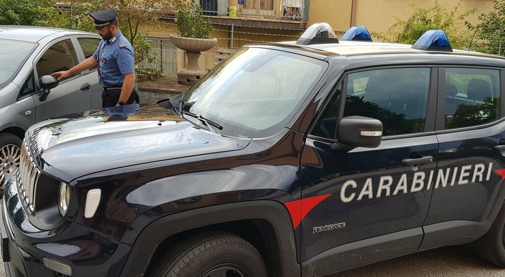 Un carabiniere controlla lo specchietto retrovisore rotto