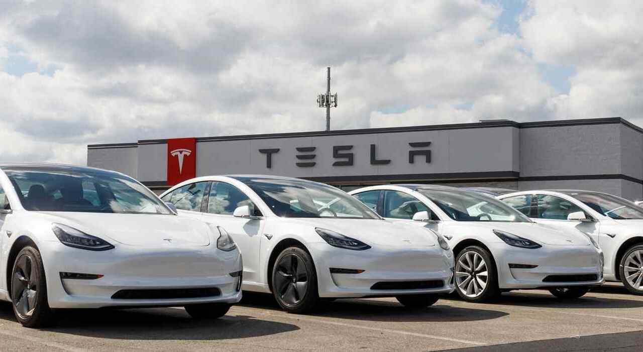 Alcuni modelli Tesla davanti ad un dealer