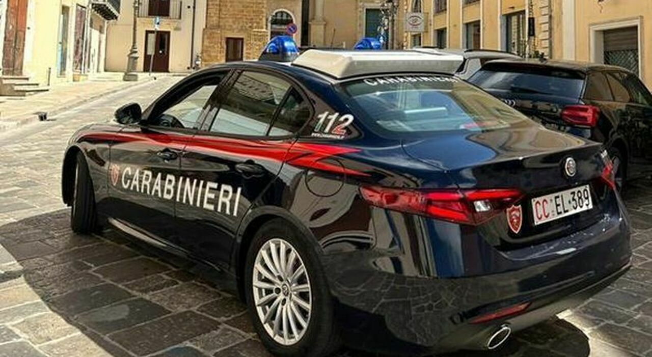 Rapina in salumeria: il titolare reagisce con un coltello, i banditi sparano