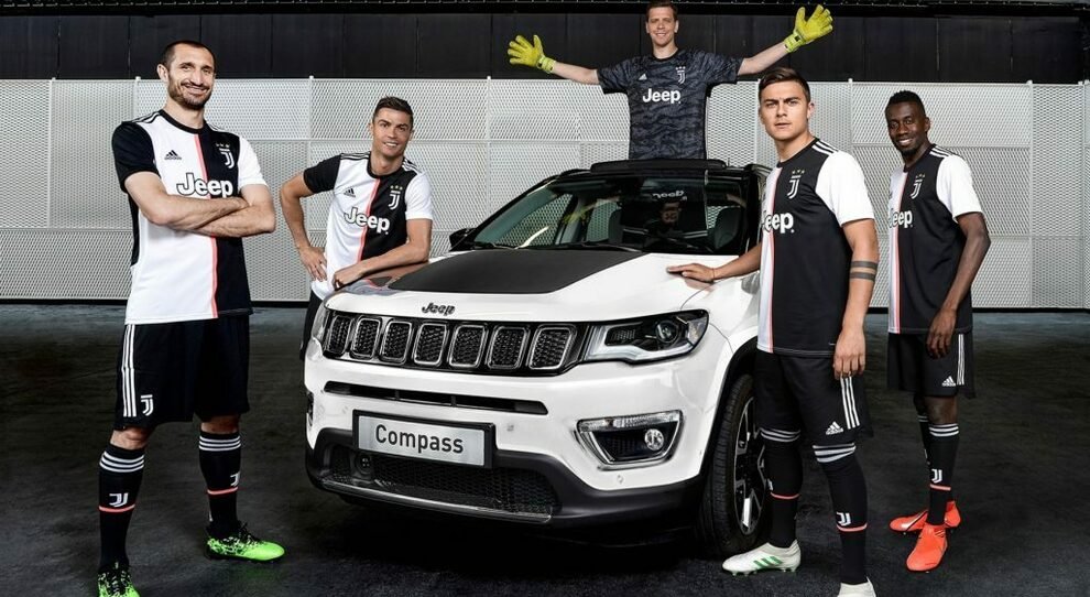 I giocatori della Juventus con la Jeep Compass