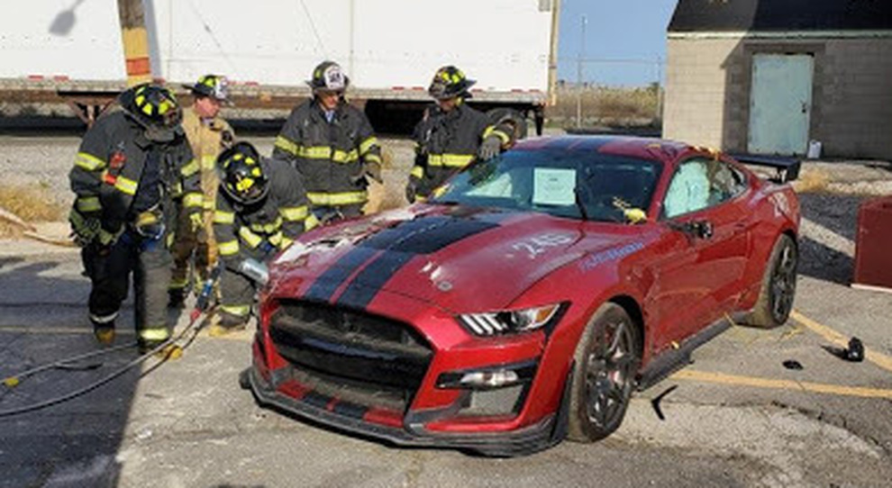 La Mustang Shelby mentre viene fatta a fette dai pompieri Usa