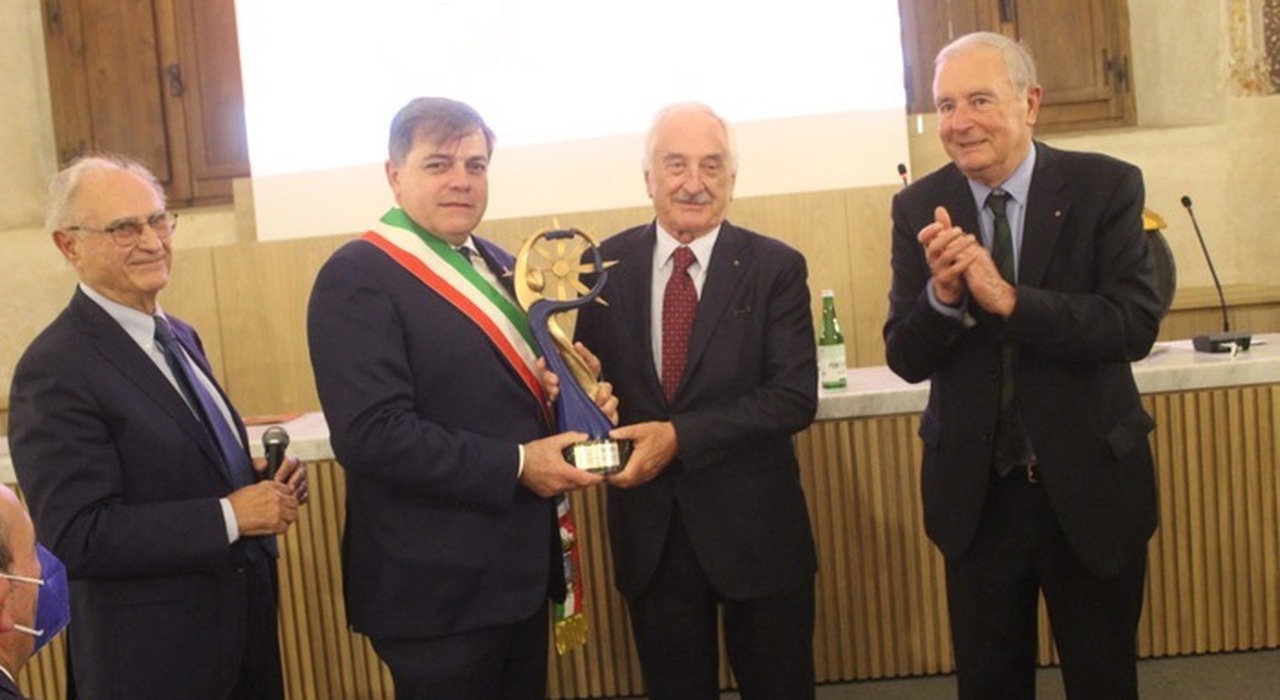Alberto Bombassei fondatore e presidente di Brembo, mentre riceve il ventesimo Premio Internazionale Barsanti e Matteucci dedicato agli inventori del motore a scoppio