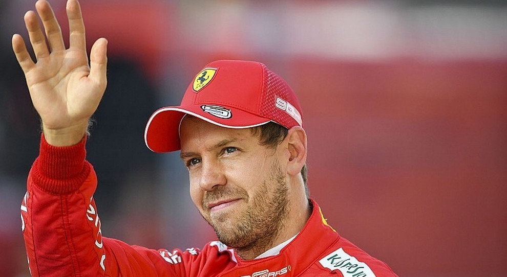 Sebastian Vettel saluta i tifosi della Ferrari
