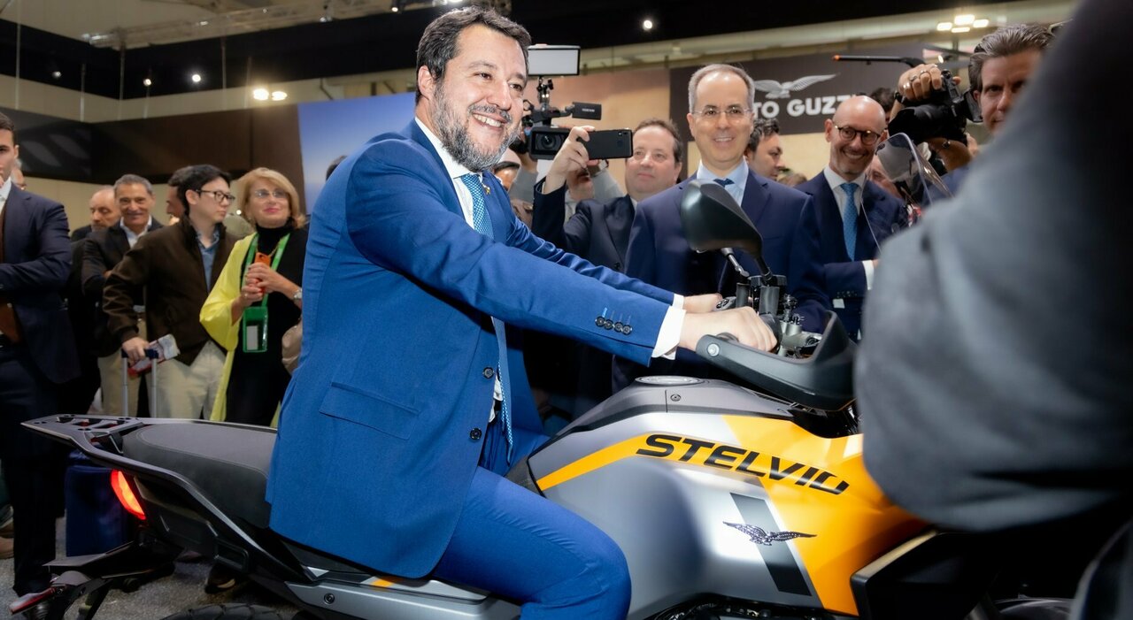 Il ministro Salvini cavalca la nuova Moto Guzzi Stelvio all'inaugurazione di Eicma 2023