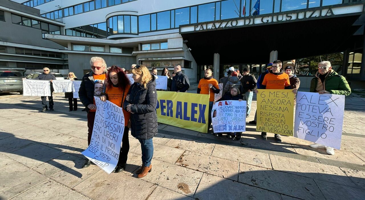 Alex Marangon, sit in con i genitori davanti al tribunale: «Gli assassini sono liberi tra noi, ma tutto sembra star cadendo nel dimenticatoio»