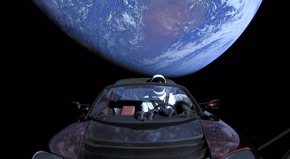 La Tesla Roadster nello spazio dopo essere stata lanciata dallo SpaceX Falcon Heavy