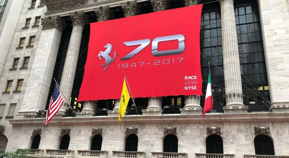 Lo stemma Ferrari davanti alla Borsa di New York durante i festeggiamenti dei 70