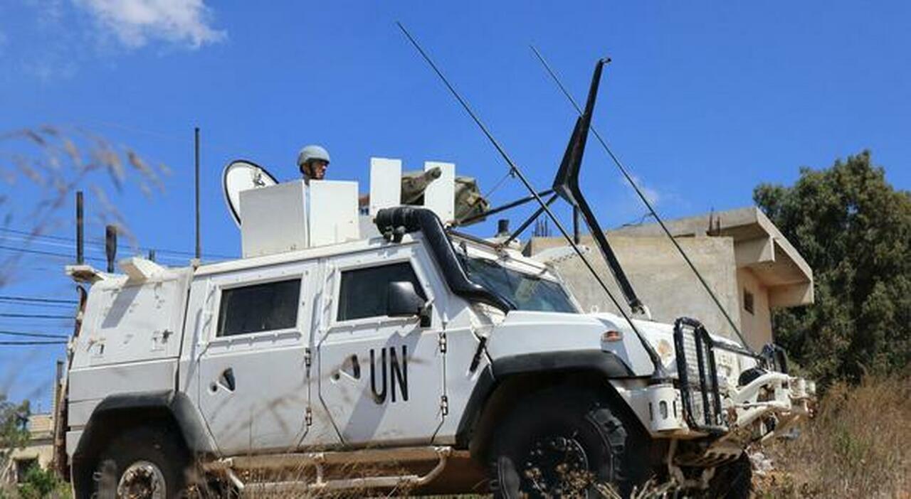 Libano, basi Unifil accerchiate: pressing di Tel Aviv sui caschi blu italiani. Cosa sta succedendo