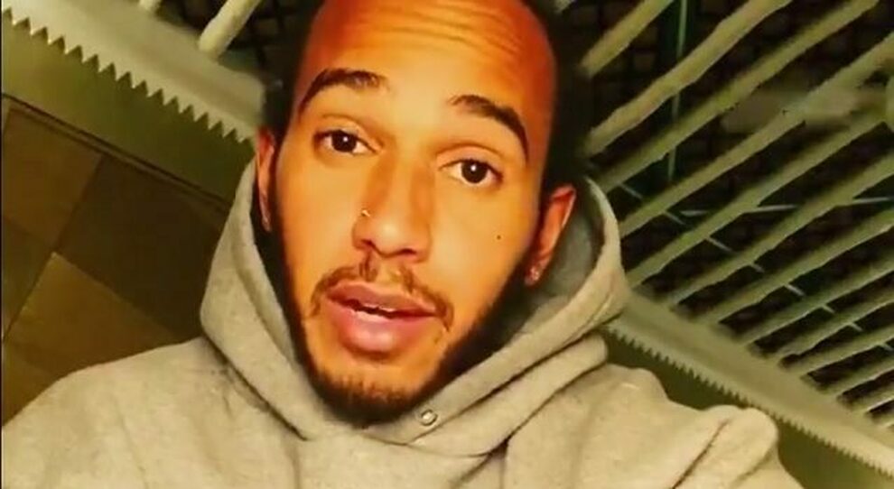 Un frame del videomessaggio di Lewis Hamilton postato poco fa sui social