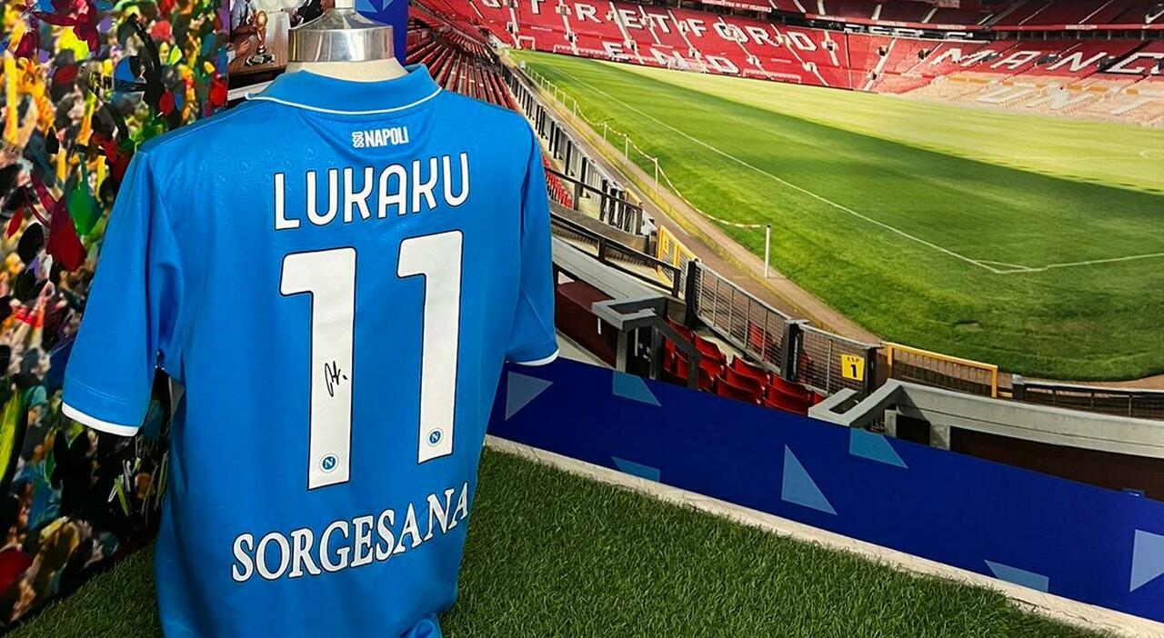 Napoli la maglia autografata di Lukaku nel museo del calcio a Castellabate
