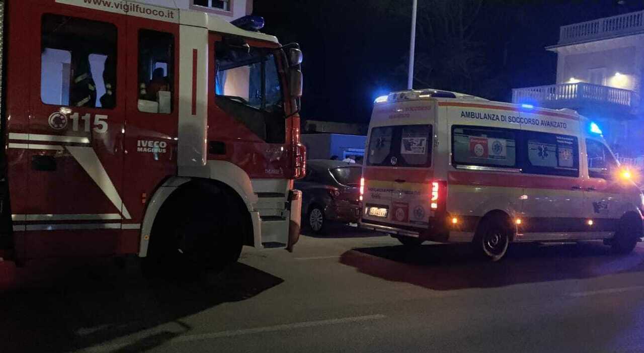 Giovane di 22 anni precipita dal cavalcaferrovia e viene travolto da un treno, tragedia nella notte