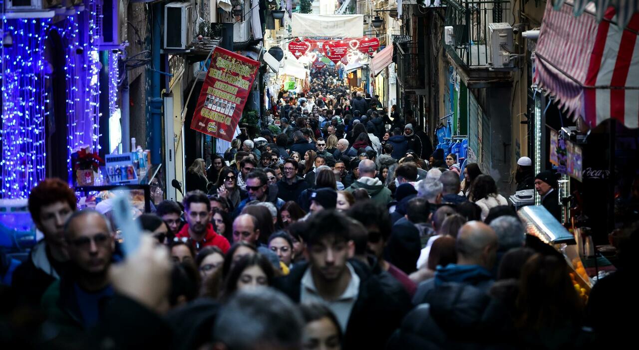 Capodanno a Napoli 2025, orari metropolitana e funicolare: corse fino all?alba per la notte di festa