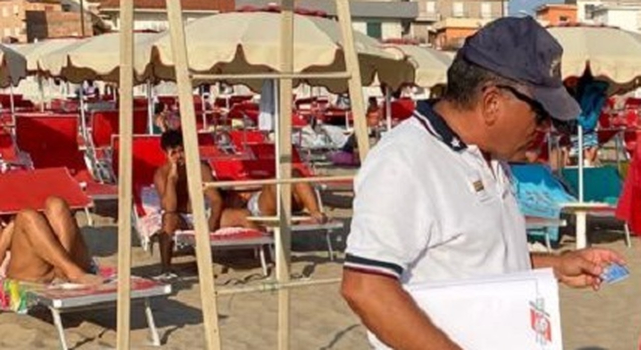 Mondragone, blitz della Guardia Costiera: scattano multa a un lido e ...