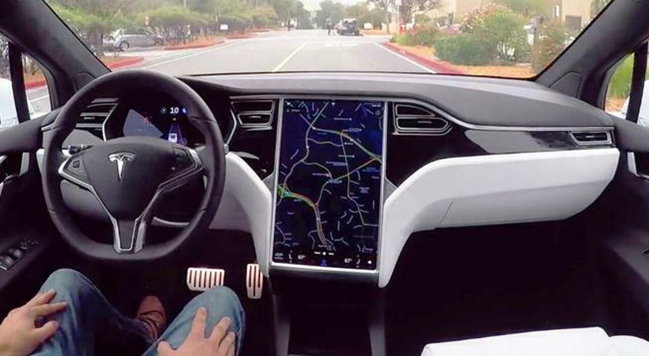 Una Tesla a guida autonoma