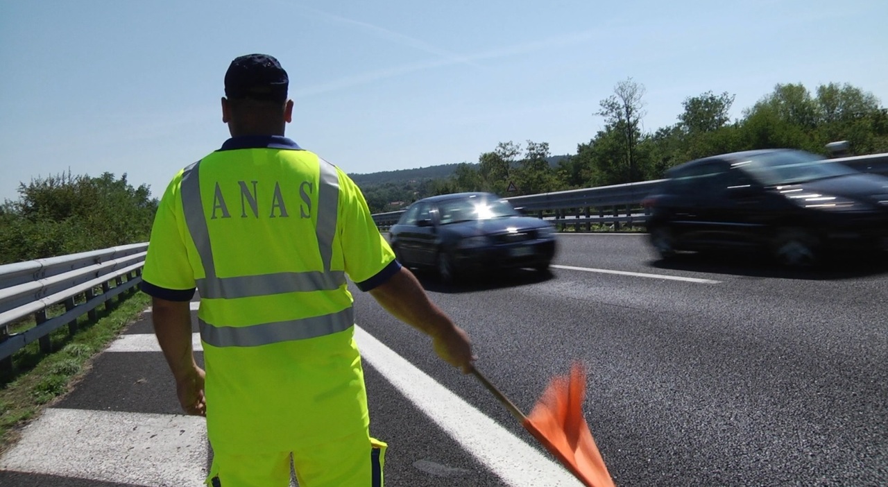 Un operaio Anas avverte di lavori in corso sulla rete autostradale
