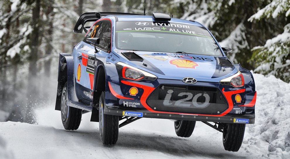 La Hyundai i20 di Thierry Neuville leader provvisorio del Rally di Svezia