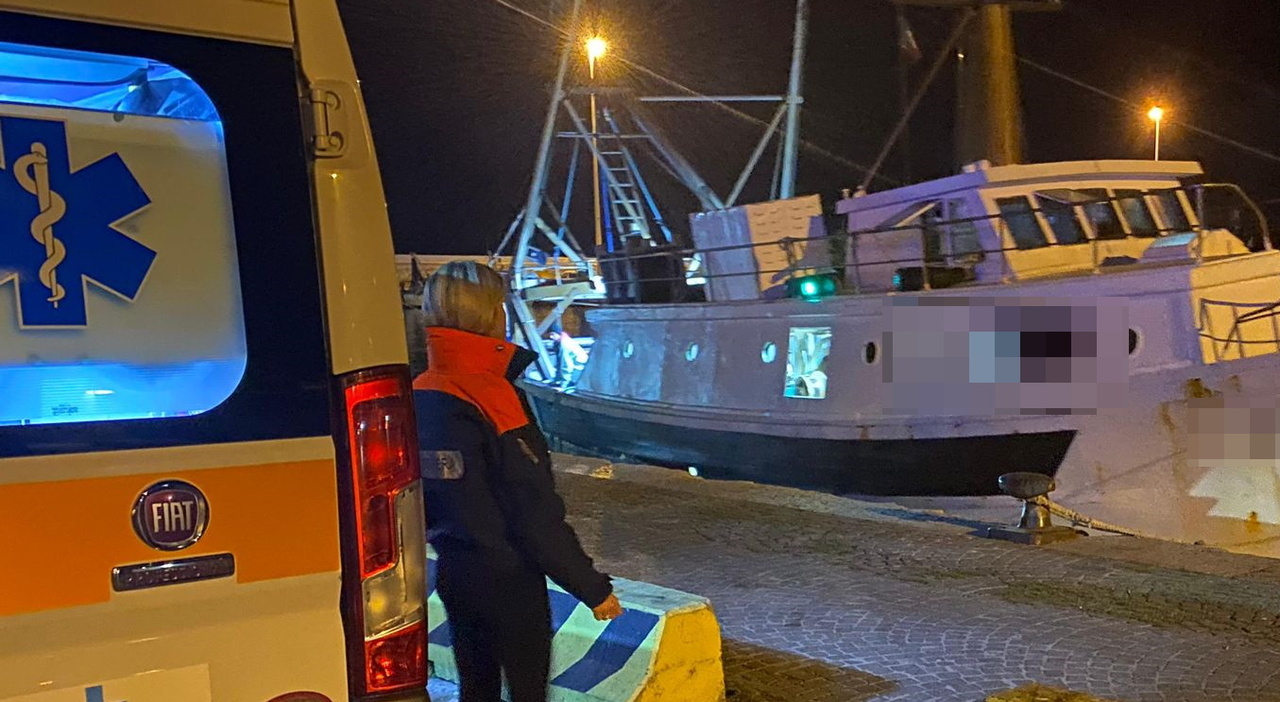 Tragedia nel peschereccio anconetano: marinaio colpito da un cavo finisce in mare e muore al largo del porto di Fano