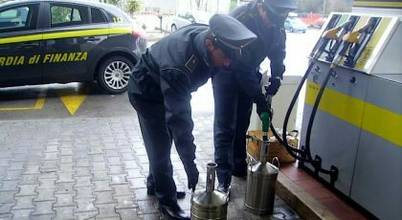 Controlli dei finanzieri ad alcune pompe di benzina nella provincia di Grosseto