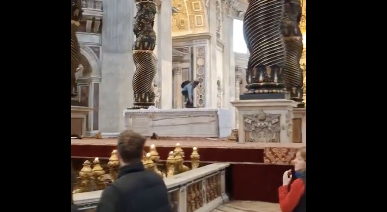 Atto vandalico a San Pietro, salta sull