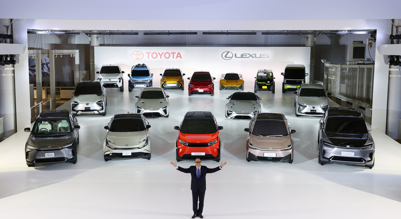 Il presidente di Toyota Motor Corporation, Akio Toyoda e alle spalle 15 dei 30 modelli elettrici che la casa giapponese offrirà a livello globale anche con il marchio Lexus.